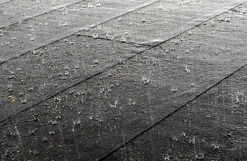 Hard_rain_on_a_roof.jpg
